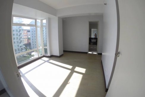 1 bedroom with balcony condo unit For Sale in The Parkside Villas at Newport City Pasay (2)