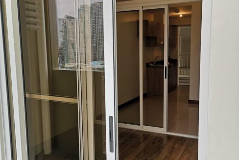 1 bedroom with balcony condo unit for Sale in Brio Tower Tower 5, Makati City (2)