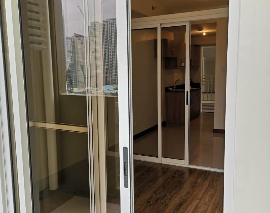 1 bedroom with balcony condo unit for Sale in Brio Tower Tower 5, Makati City (2)