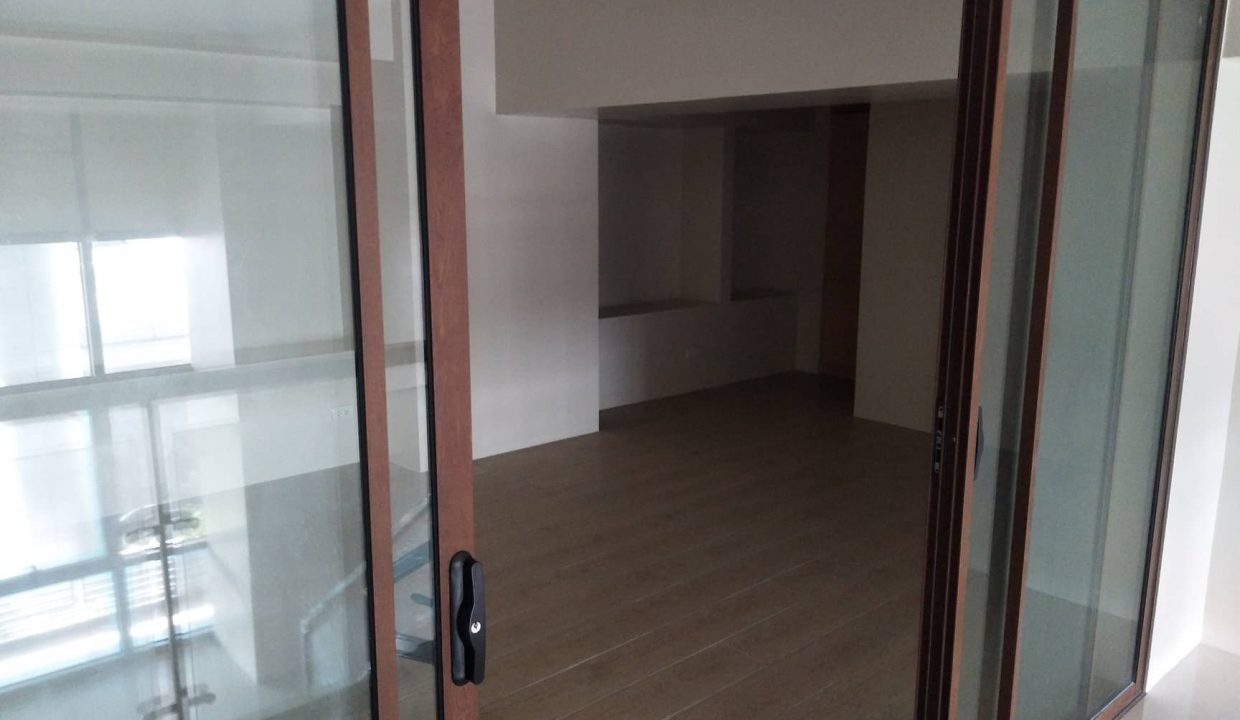 1 bedroom with loft condo unit For Sale in 81 Newport Boulevard, Pasay,Metro Manila (11)