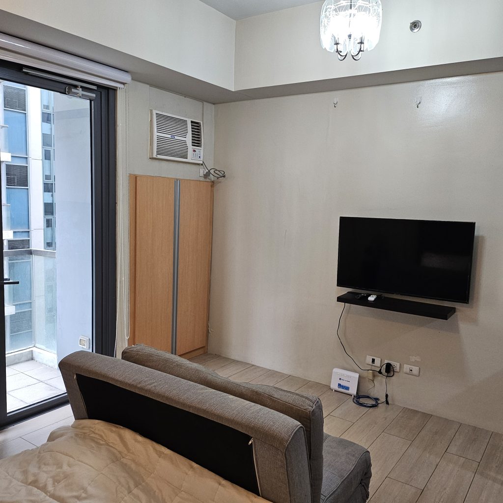 81 Newport Boulevard Studio for Sale – Fully Furnished Condo with Balcony & Parking in Newport City, Pasay
